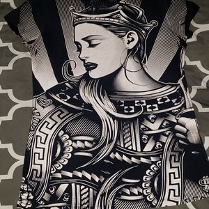 Untouchable brand la Reina (the Queen) printed tee